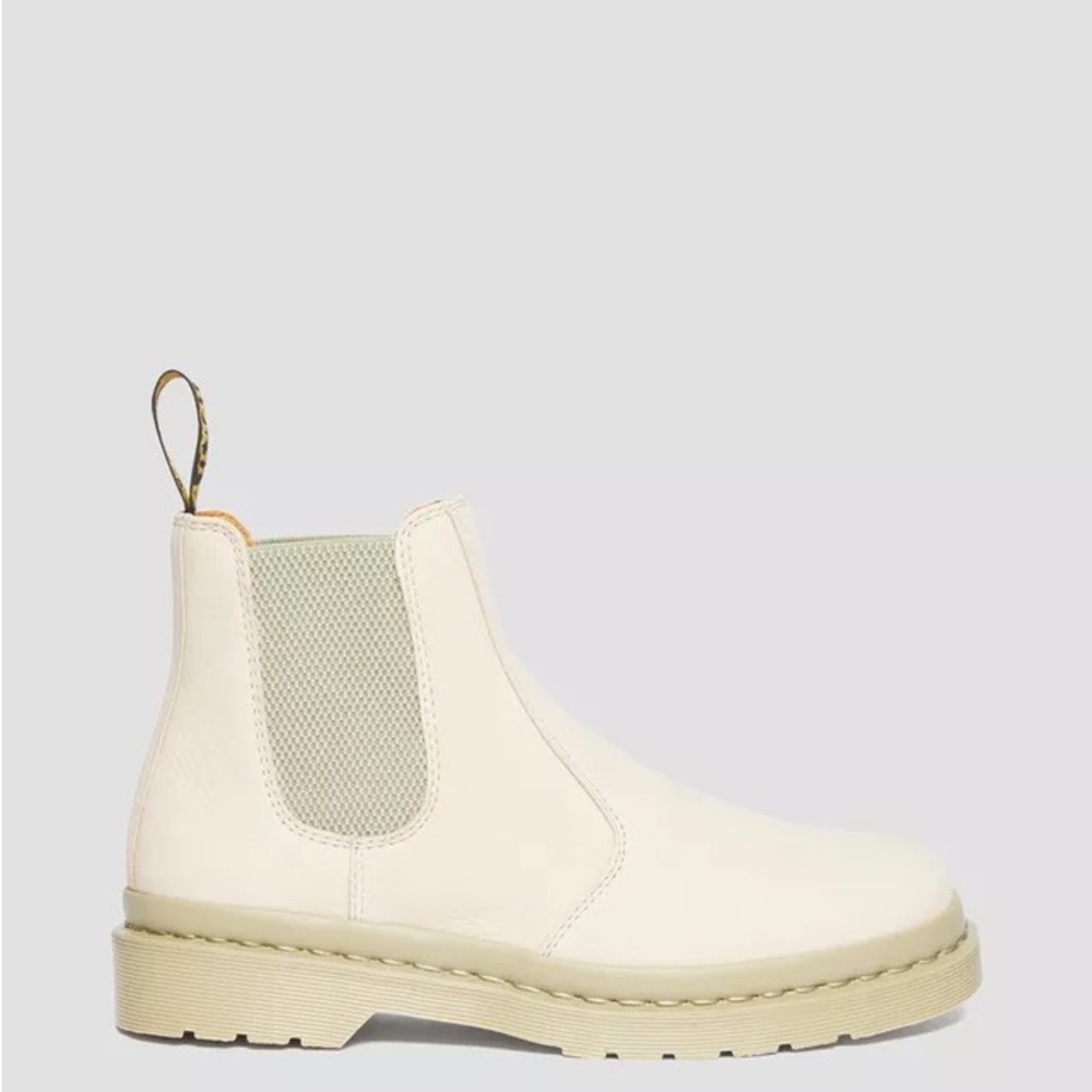 2976 MONO MILLED NUBUCK LEATHER CHELSEA BOOTS
Parchment beige